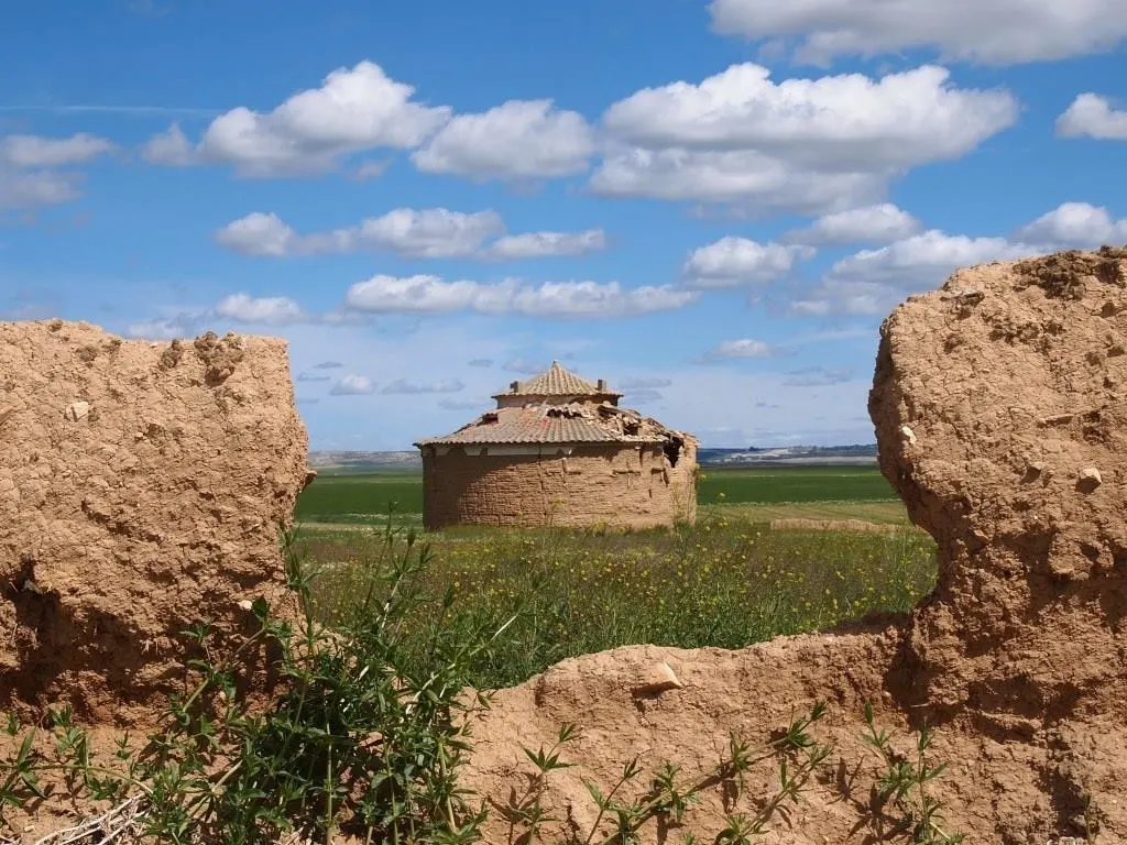 Palomar tradicional de adobe en la llanura de Tierra de Campos